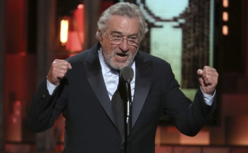 Robert de Niro is bombának tűnő csomagot kapott