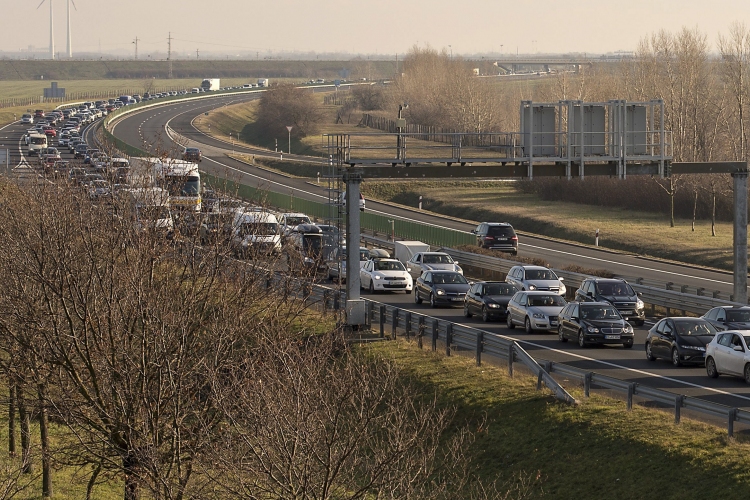 Több kilométeres a torlódás az M1-esen Budapest felé