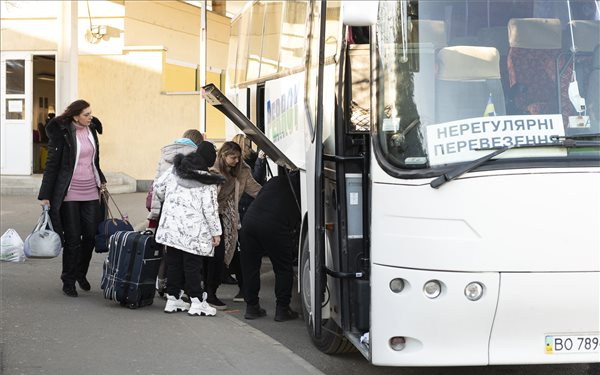 Jótékonysági koncertet, színházi előadást és árverést is szerveznek a menekültek megsegítésére