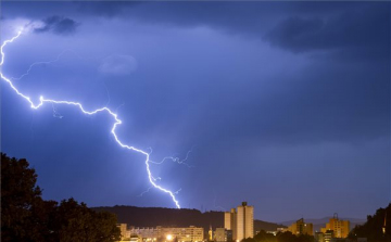 Hétfőn tetőzik a kánikula, este viharos széllel érkezik a hidegfront